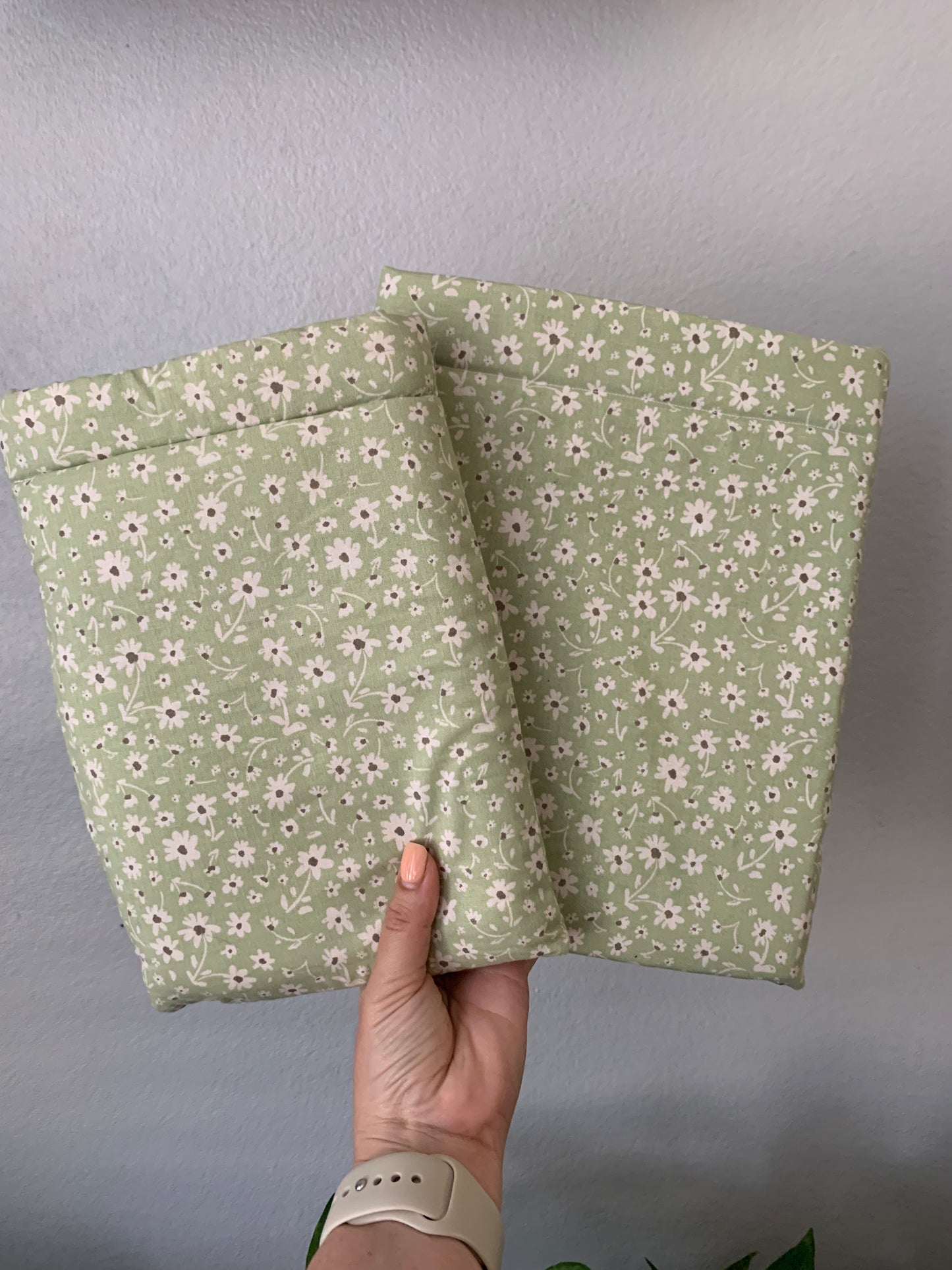 Green Daisies Book Sleeve